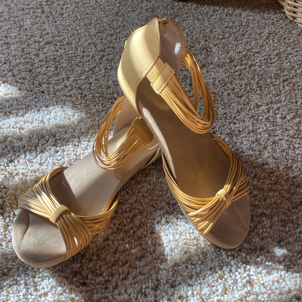 Giani Bernini 7.5 sandals beige excellent condition
